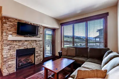 Image de Plush upscale condo next to Wildhorse gondola w/shared hot tubs, gym, pool