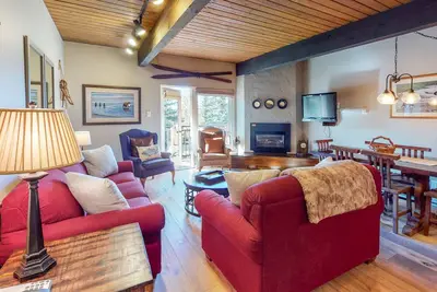 Image de Slopeside ski-in/ski-out condo with gas fireplace, balcony, & hot tub