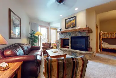 Image de Walk-to-lift condo w/ laundry, fireplace & resort hot tubs/pool/gym/steam room