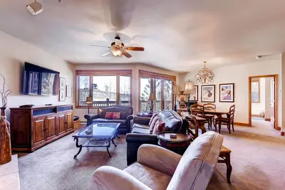 Image de Ski-in/out mountain condo with W/D, free WiFi, pool, & hot tub