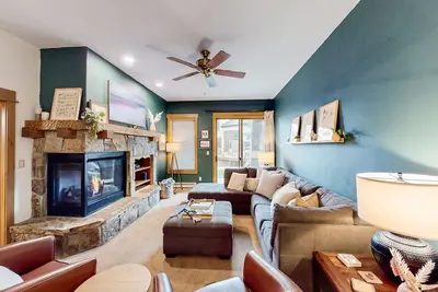 Image de EagleRidge condo - fireplace, patio, pool, hot tubs, gym & W/D - walk to lifts