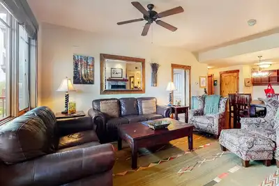 Image de Lovely large condo w/shared hot tub, pool, sauna, fitness center, WiFi
