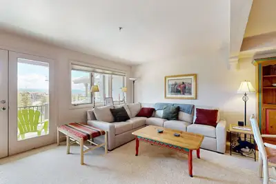 Image de Luxury home one block from gondola w/mountain views, free WiFi, & private W/D