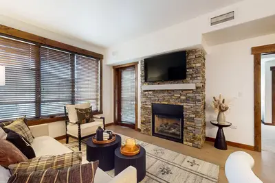 Image de Upscale condo next to Wildhorse gondola w/ shared pool, hot tubs & more
