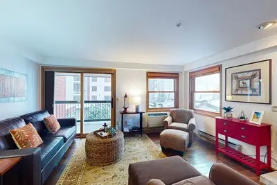 Image de Platinum ski-in/out slopeside condo with mountain view & pool/hot tub