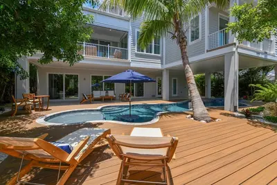 Image de A Shore Thing - Luxury Waterfront Oasis w/ Pool, Spa, Rooftop Deck & Dock, Near Bean Point