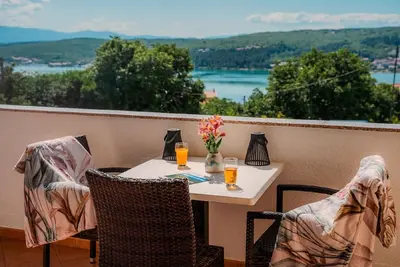 Image de Appartement de vacances Dobrinj pour 1 - 3 personnes avec 2 chambres à coucher - Maison de vacances