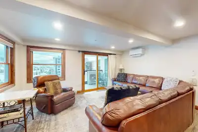 Image de ski-in/out condo with wonderful view, hot tubs, on-site dining & pool