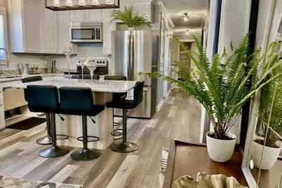 Image de Posh 2br Bungalow! Handicap accessible