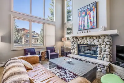 Image de Multi-level contemporary townhome with shared hot tubs - perfect for skiers