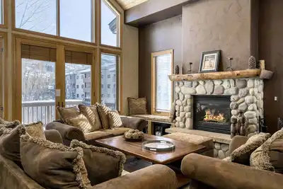 Image de Spacious bright retreat with mountain views and shared pool/hot tub