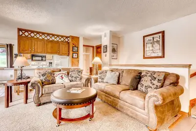 Image de Warm & cozy home across the street from gondola with pool & hot tub