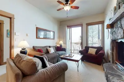 Image de Top-floor condo w/ fireplace & resort pool/hot tubs/shuttle - walk to gondola
