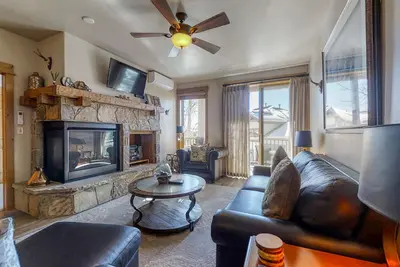 Image de Inviting, walk-to-lift condo w/ fireplace & shared pool/hot tubs/gym/shuttle