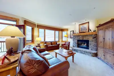 Image de Ski-in/ski-out condo w/ fireplace, W/D, balcony & shared slopeside pool/hot tub