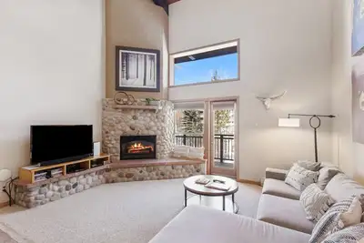 Image de Two-Level, Ski-In/Ski-Out Condo w/ Fireplace, 2 Balconies & Shared Hot Tub/Grill