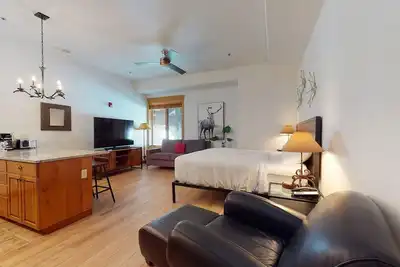 Image de Walk-to-gondola studio w/ shared hot tubs, pool, gym, steam room & ski shuttle