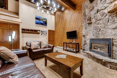 Image de Lovely condo across from the gondola with pool, hot tubs & high-speed WiFi