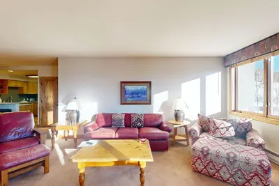 Image de Slopeside ski-in/ski-out condo w/ shared hot tubs, pool, sauna & fitness room