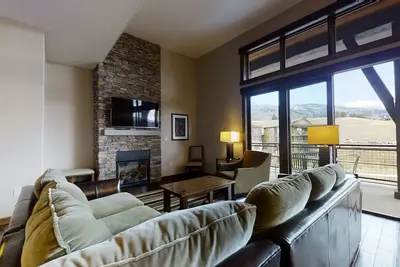 Image de Large & posh condo w/ bonus den, mountain view & shared pool, hot tubs, gym