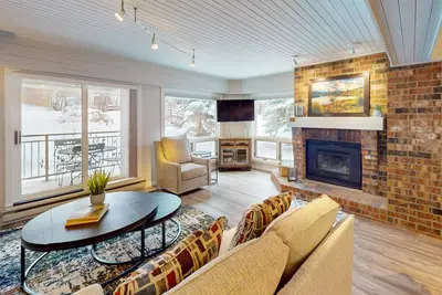 Image de Newly renovated condo steps from the gondola with fireplace, WiFi, & hot tubs