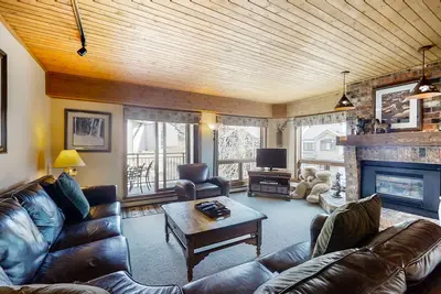 Image de Remodeled condo steps from gondola with fireplace, Ac, W/D, hot tubs & firepit
