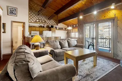 Image de Mountain lodge feel with pool & hot tub - walk to the gondola