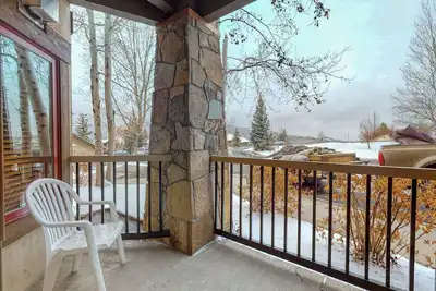 Image de Walk-to-gondola condo w/ fireplace, W/D & resort pool/hot tubs/shuttle/gym