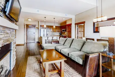 Image de Beautiful plush condo next to Wildhorse gondola w/shared hot tubs, pool, & more