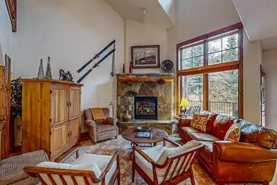 Image de Resort townhome w/ fireplace & shared pool/hot tubs/gym - walk to gondola!