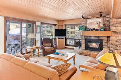 Image de Mountain view condo w/ fireplace, W/D, shared hot tubs/firepit, steps to gondola