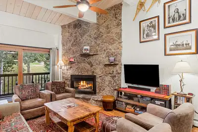 Image de Charming condo next to the gondola with high-speed WiFi, hot tub & pool