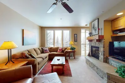 Image de Mountain chalet w/ winter shuttle & shared fitness, pool, hot tub, & more!