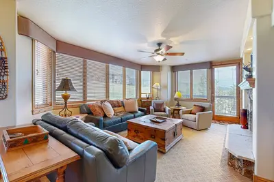 Image de Beautiful renovated slopeside condo w/ stunning mtn view, shared pool & hot tubs