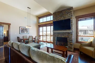 Image de Spacious & impressive condo w/view, gondola access & shared hot tubs, pool, gym