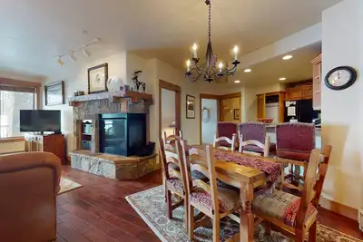 Image de Walk-to-lift condo w/ fireplace, W/D, WiFi & shared hot tubs/pool/ski shuttle