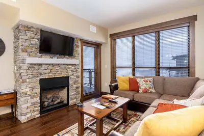 Image de Brilliant lush condo next to Wildhorse gondola w/shared hot tubs, pool, gym