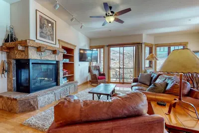 Image de Top-floor, walk-to-lift, corner condo w/ fireplace, views & resort hot tubs/pool