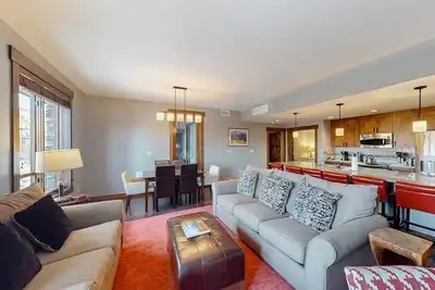 Image de Beautifully decorated luxury condo with shared hot tubs, pool, fitness, & more