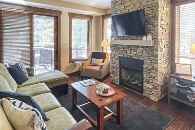 Image de Well-equipped condo next to Wildhorse gondola w\/shared hot tubs, pool, gym