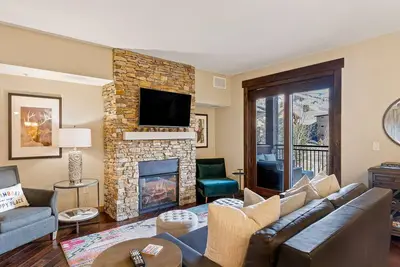 Image de Impressive & lavish condo w/ bonus den, gas fireplace, & shared pool & hot tubs