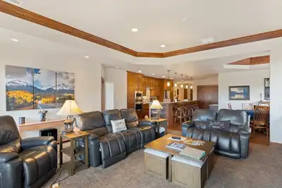 Image de Upscale penthouse will delight w/ shared hot tub, pool, & winter shuttle