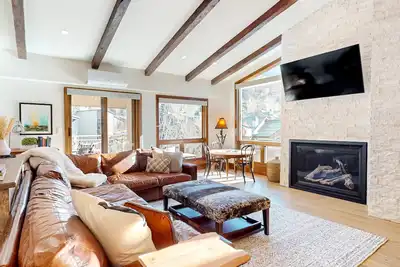 Image de Top-Floor Condo w/ Fireplace, W/D, Shared Hot Tubs/Firepit - Steps to Gondola