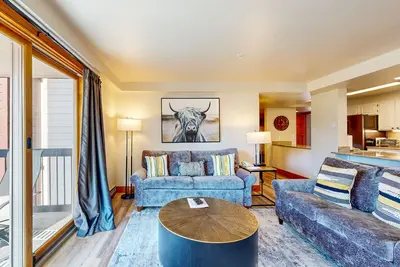 Image de Delightful ski-in/out slope-side condo with firepit, pool & 3 hot tubs