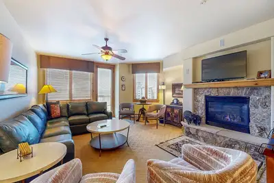 Image de Ski-in/ski-out condoin great slopeside location w/shared hot tubs, pool, grills