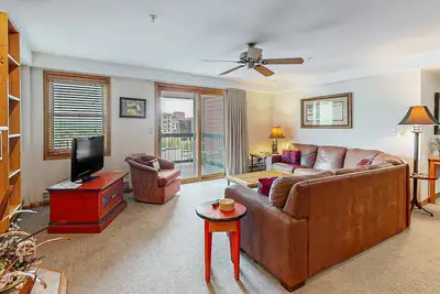 Image de Inviting ski-in/out slopeside condo with pool, hot tubs, fitness & more