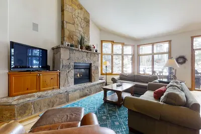 Image de Large open floor plan w/private deck w/ shared pool, hot tub & winter shuttle