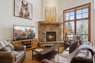 Image de Walk-to-gondola townhome w/ fireplace & resort pool/hot tubs/gym/ski shuttle
