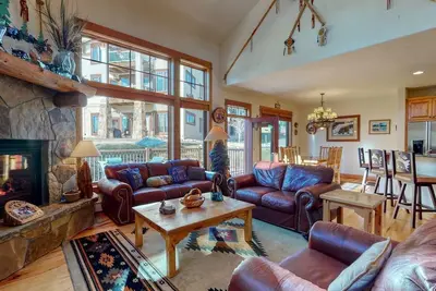 Image de Large townhouse with heated pool, shared hot tub, & balcony - walk to gondola
