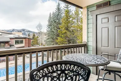 Image de Two-story suite with partial Ac, washer/dryer, pool & hot tub - walk to gondola